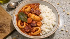 Lulas estufadas no tacho com tomate e chouriço — molho rico e lulas bem tenras