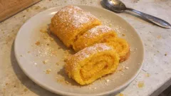 Torta de laranja húmida e bem enrolada — simples, aromática e pronta em 20 minutos