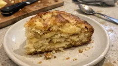 Bolo de maçã fofo em camadas: simples, húmido e perfeito para o lanche