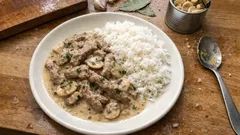 Bifinhos com natas e cogumelos: molho cremoso na frigideira que sai sempre bem