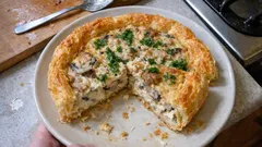 Quiche de atum e cogumelos com massa folhada — cremosa e sem complicações