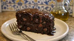 Bolo de chocolate húmido com pepitas e cobertura rica — receita que sai sempre bem