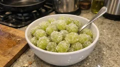 Uvas marinadas em prosecco e vodka, com açúcar crocante — petisco fresco para festas