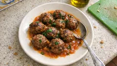 Almôndegas de vaca no tacho: douradas e cozinhadas num molho leve de vinho branco e tomate