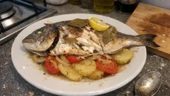 Dourada no forno com batata e tomate: suculenta, simples e com molho no tabuleiro