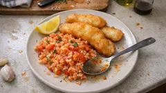 Filetes de pescada dourados com arroz de tomate malandrinho — receita caseira e fácil