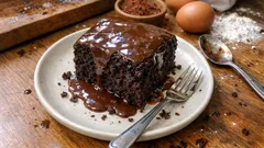 Bolo de chocolate húmido e fofinho: massa simples e cobertura cremosa por cima